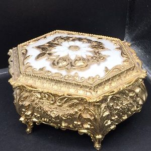 Vintage lidded flower trinket jewelry box